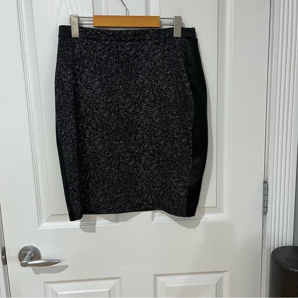 Laura Petites black with faux leather up sides skirt size medium - Picture 2 of 9